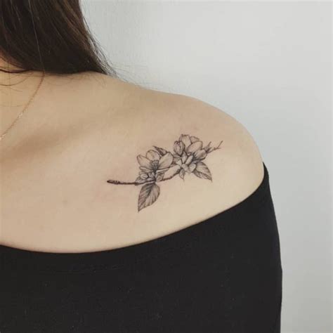 tatuajes de mujer en el pecho